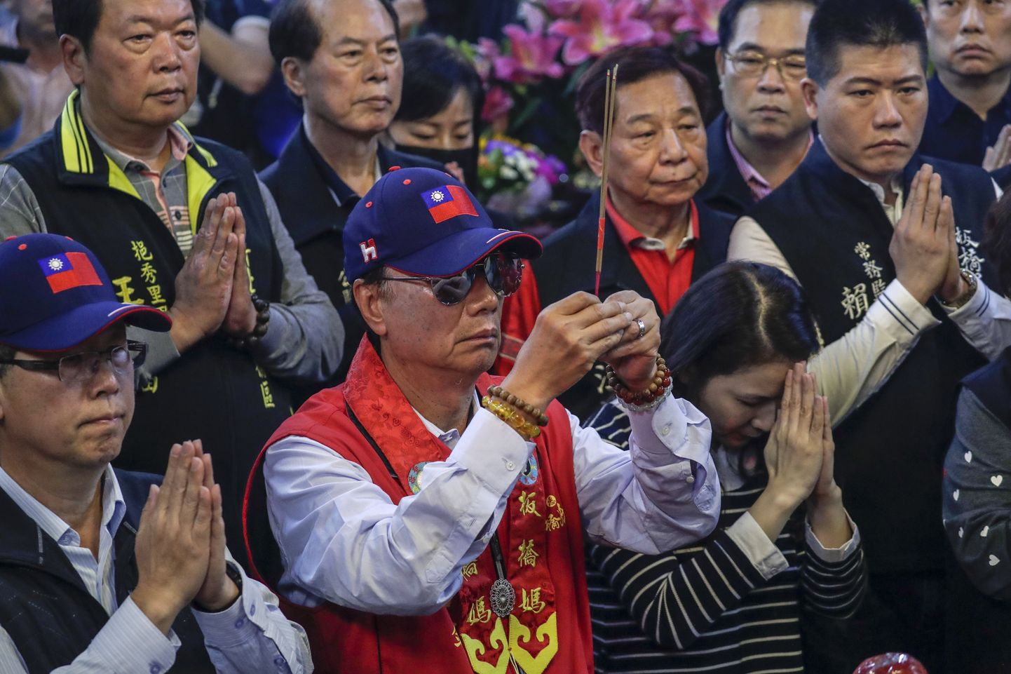 Foxconni asutaja Terry Gou kolmapäeval Uus-Taipei linnas templis palvetamas.