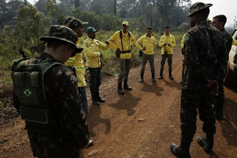 Tuletõrjujad ja sõdurid valmistumas Brasiilias Porto Velhos vihmametsa põlengute kustutamiseks