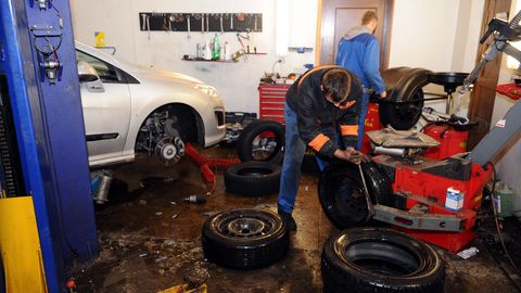 Riepu maiņas sezona: drošība, ekonomija un mīti, kas var maksāt dārgi