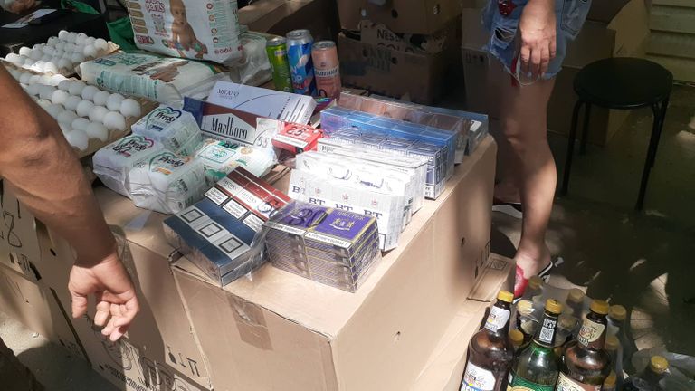 На рыночной раскладке сигареты и другие товары, завезенные с территории Крыма