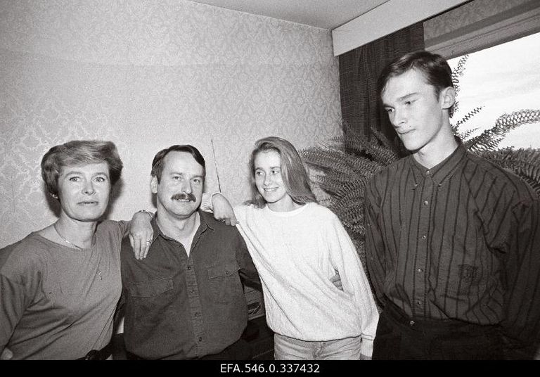 Семья Сийма Калласа: (слева направо) жена Кристи Каллас, Сийм Каллас, дочь Кая Каллас и сын Юло Каллас.