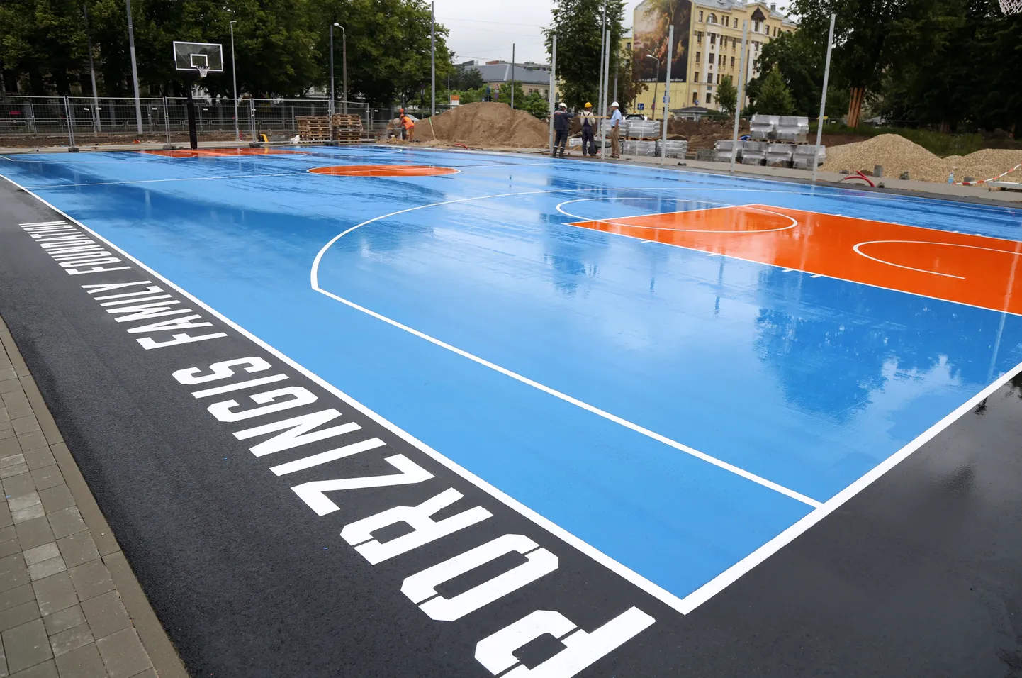 Kristapa Porziņģa basketbola laukums Rīgas centrā.