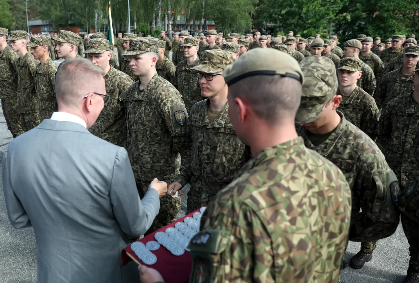 Läti president Edgars Rinkēvičs tervitab tänavu kevadel Ādaži baasis ajateenijaid.