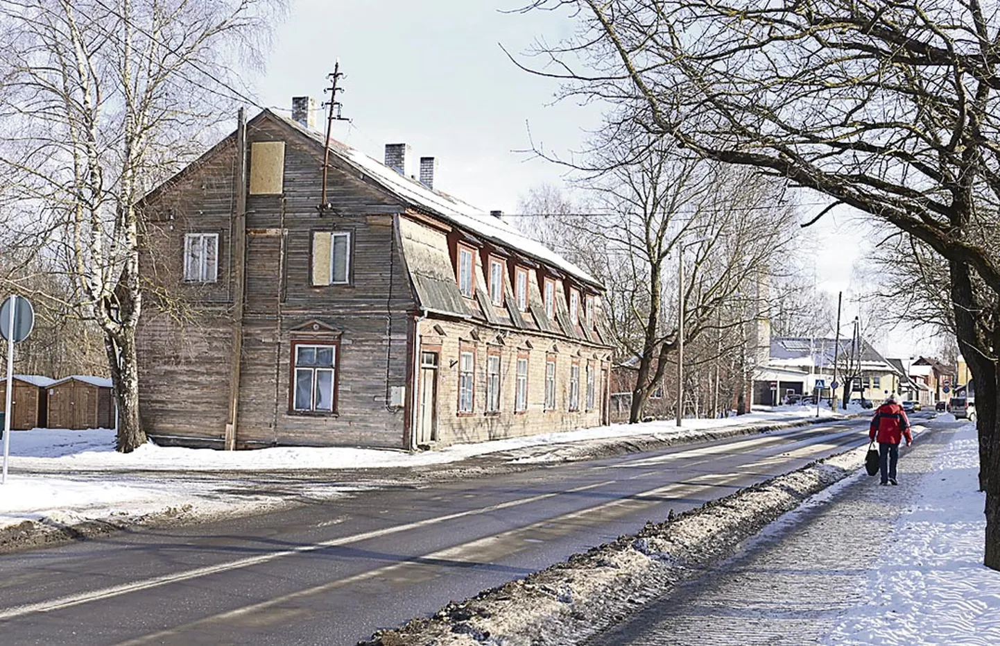 Laial tänaval asuvad üsna tagasihoidlikus seisus kortermajad, mis silla pealesõidu ehitamiseks tuleks lammutada. Samal ajal jäävad hooned muinsuskaitsevööndisse.