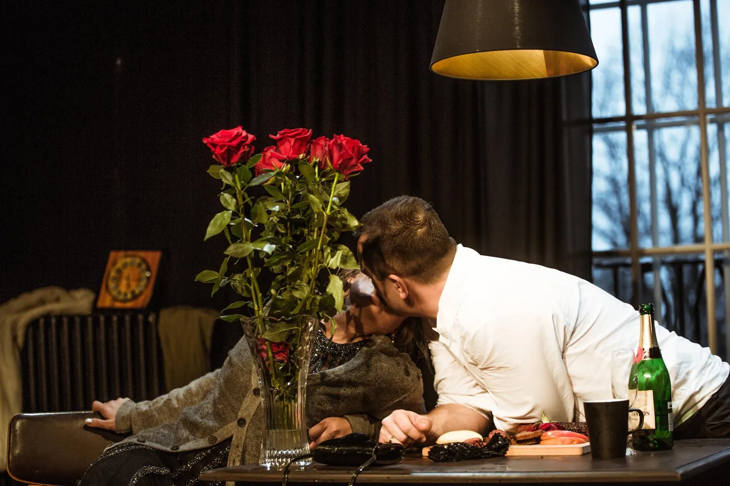 Hendrik Toompere jr «Päikesetriip» vaatleb suhtekriisi ühes perekonnas.  FOTO: Eesti Draamateater