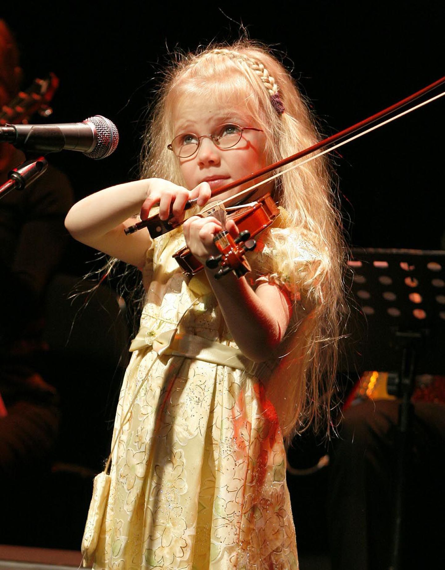 Kuueaastane Elbe Reiter laulis temperamentselt ning mängis sinna juurde vahvalt ka viiulit.