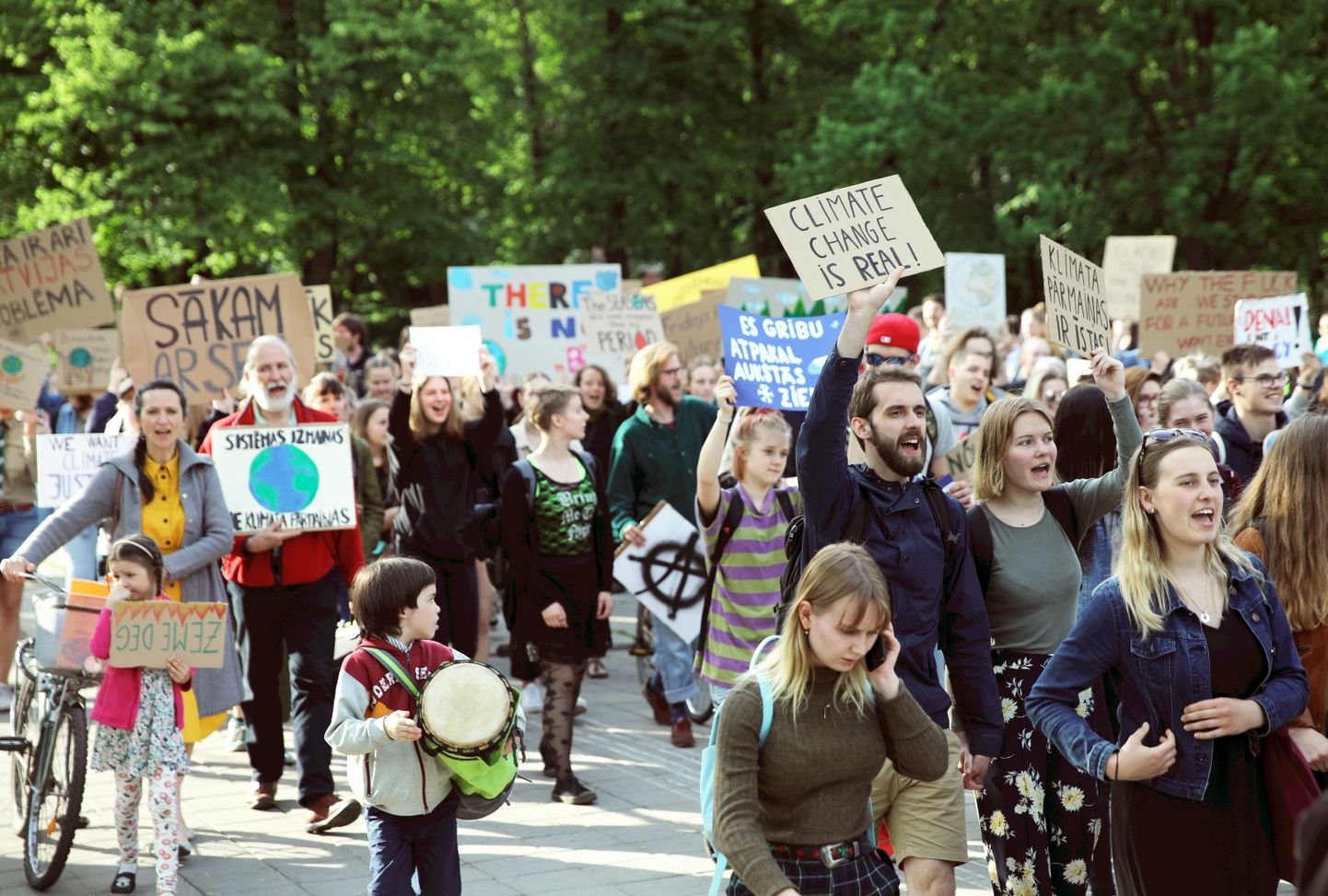 Neformālā jauniešu kustība "Fridays for future Latvia" rīko streiku un gājienu, pieprasot zaļās politikas veicināšanu.