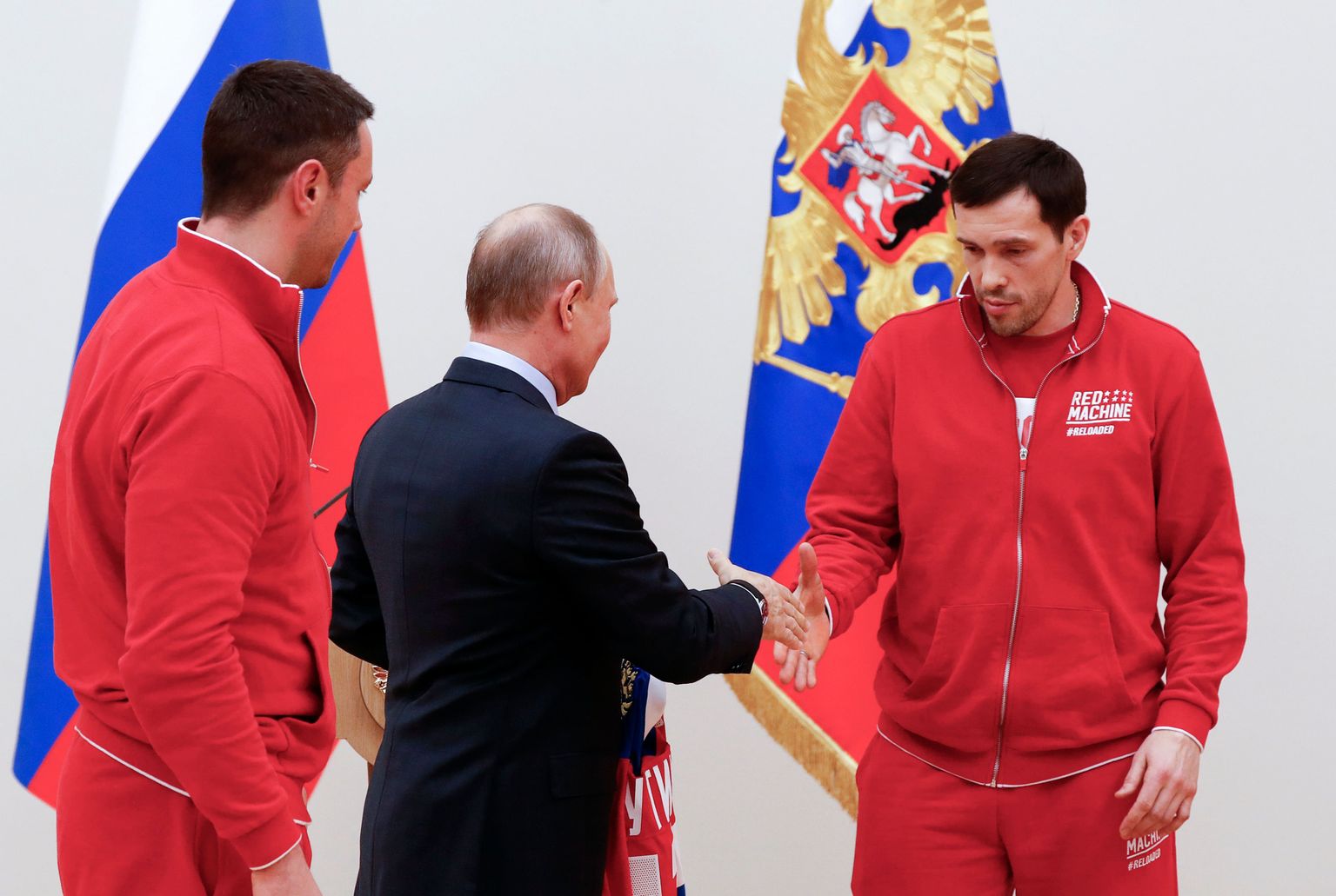 Venemaa hokimängijad kohtumas Vladimir Putiniga. Vasakult: Ilja Kovaltšuk, Vladimir Putin ja Pavel Datsjuk.