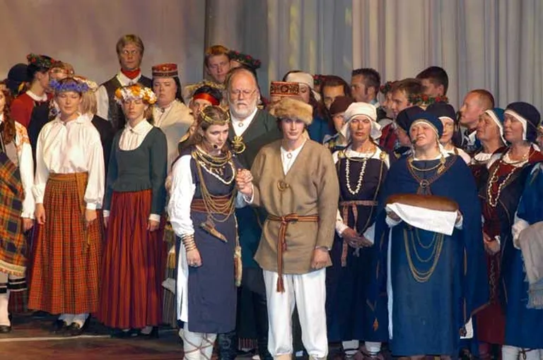Eiropiādes seno kāzu uzveduma fragments Kongresu namā 2004.gadā
