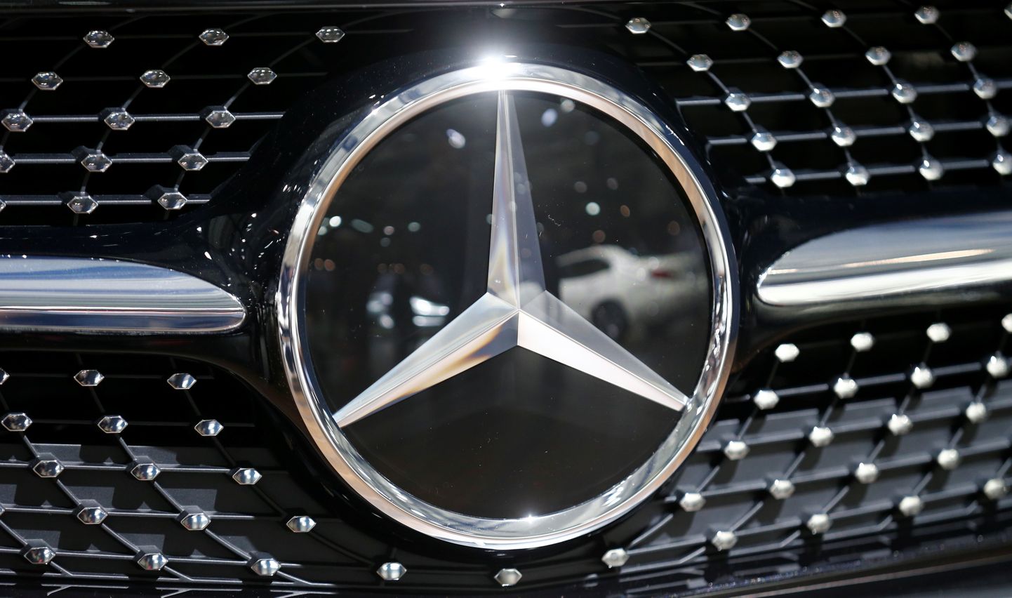 Логотип Mercedes-Benz.
