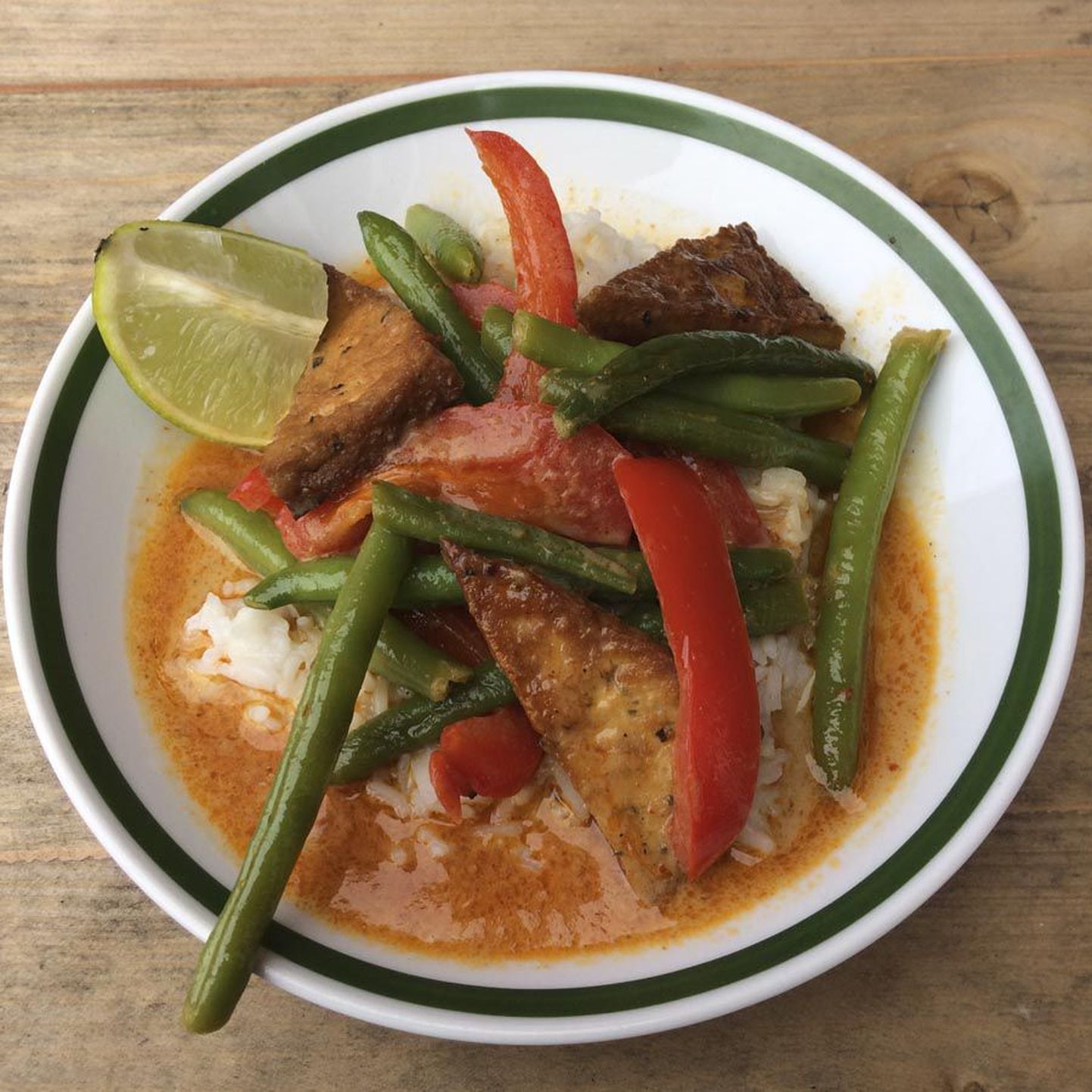 Punane karri marineeritud tofu ja riisiga