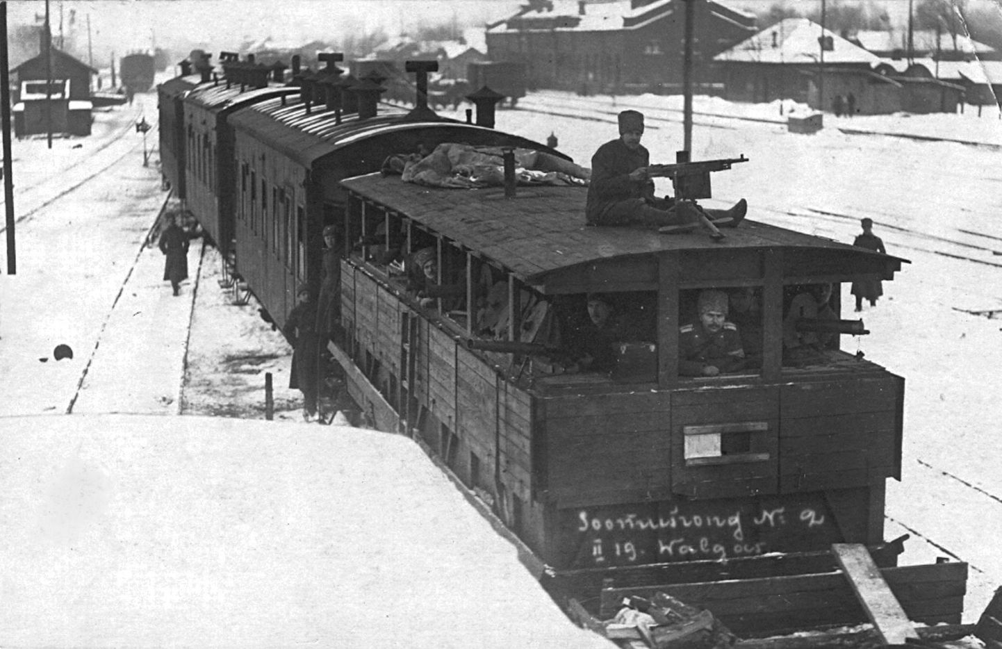 Soomusrong nr 2, mis osales ka Tapa ja Rakvere vabastamisel, Valga raudteejaamas.