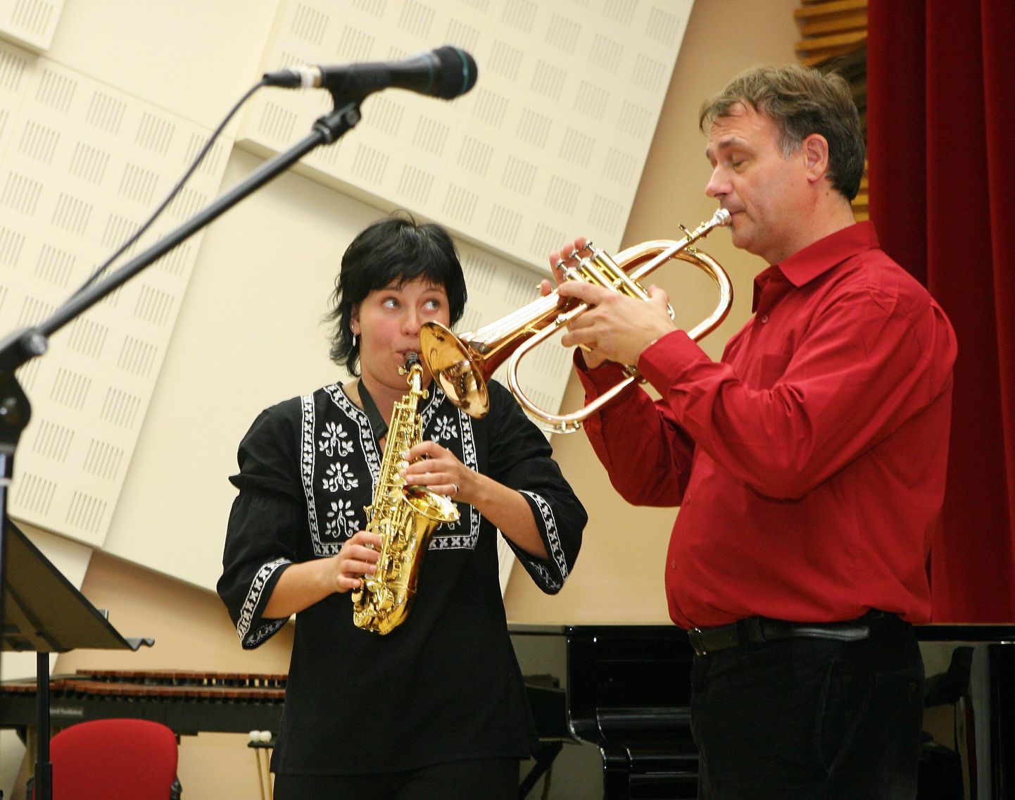 Muusikakooli puhkpilliõpetaja ja orkestrijuht Bert Langeler (paremal) pälvis linnavalitsuse otsusega Viljandi aasta õpetaja aunimetuse.