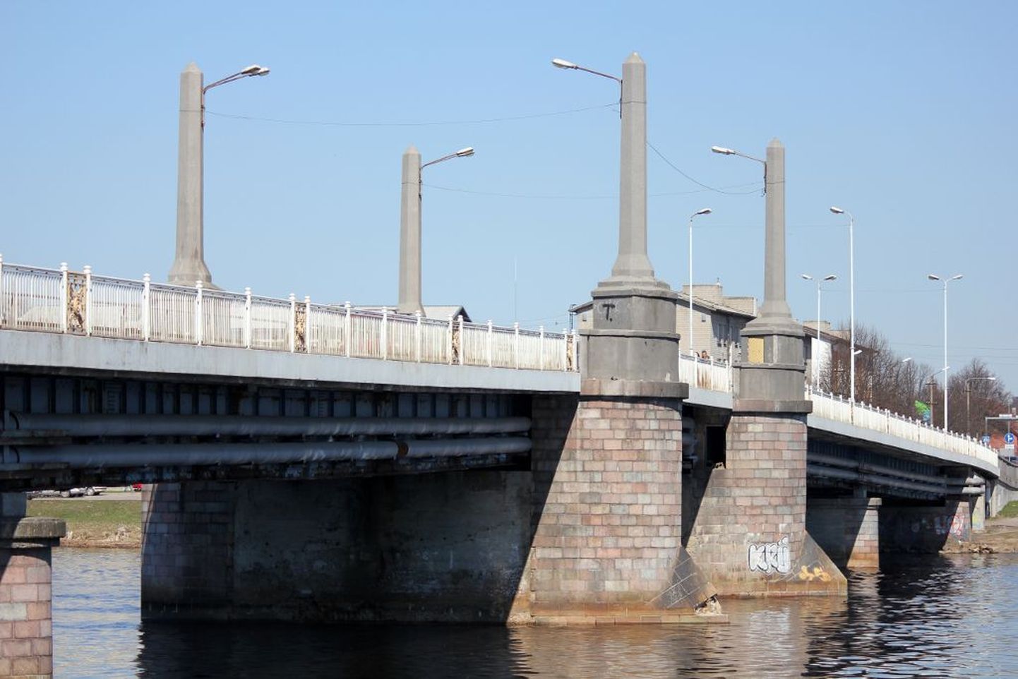 Jääminek murdis Pärnu Kesklinna silla küljest lahti jäämurja kattekivid.