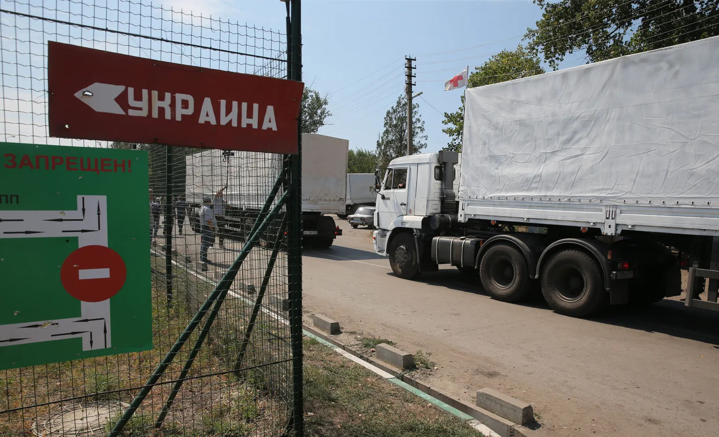Esimesed 16 Vene humanitaarabiveokit jõudsid Ukraina piirile.