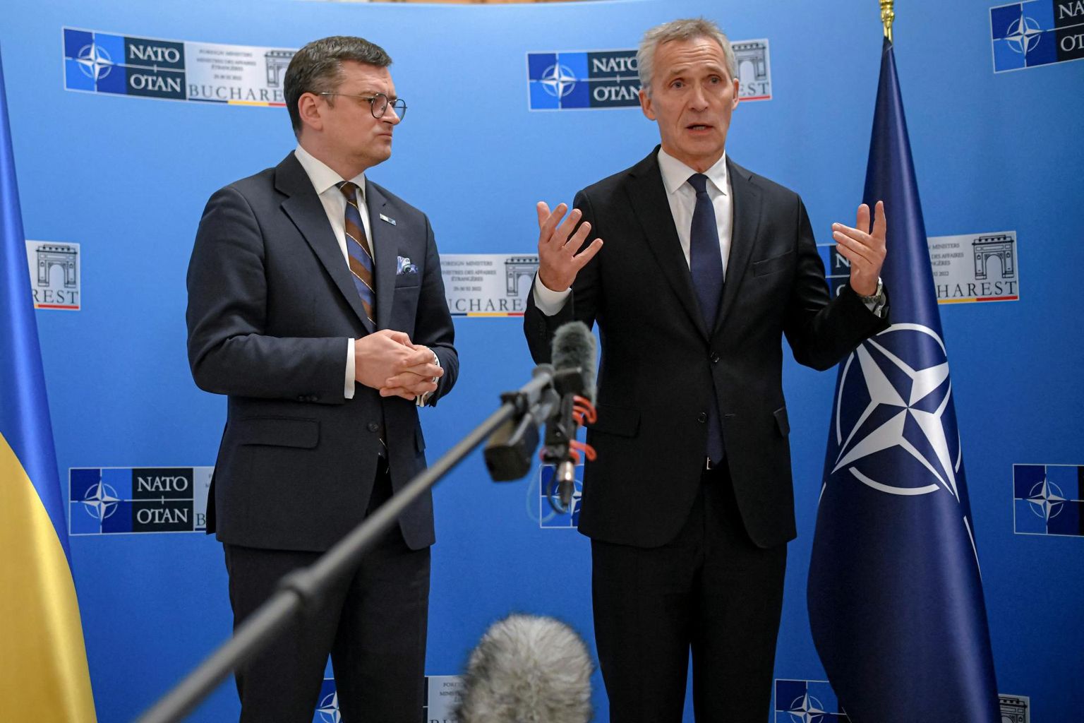 Ukraina välisminister Dmõtro Kuleba ja NATO peasekretär Jens Stoltenberg alliansi välisministrite kohtumisel Bukarestis. 