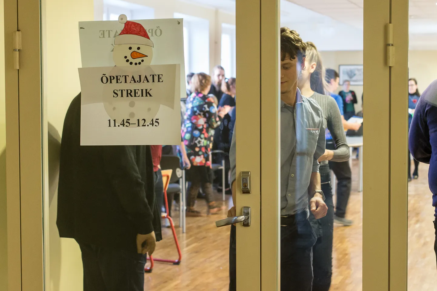 Предупредительная забастовка в поддержку директора школы для Эстонии уникальна - до сих пор учителя в Эстонии бастовали только ради повышения зарплаты.