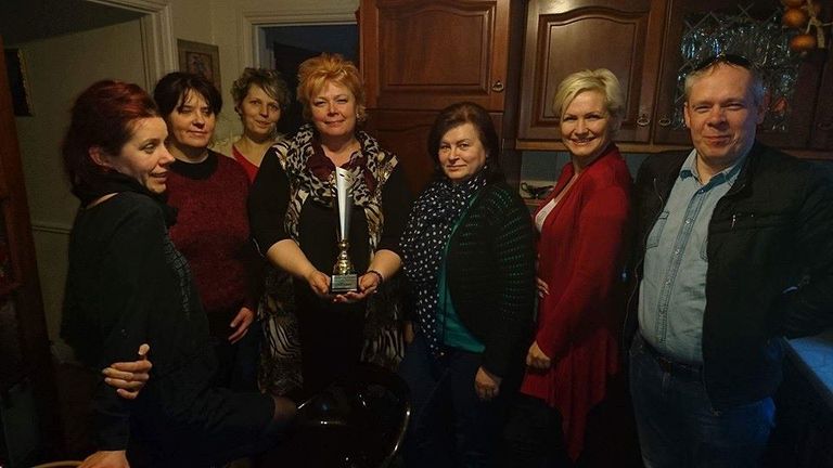 Leinsteres Latviešu kultūrizglītības asociācijas “Dzintars” skatuves mākslas studijas pieaugušo grupa “Dzintars Dzintarā” (Īrija) ar festivāla ceļojošo kausu 2015. gadā