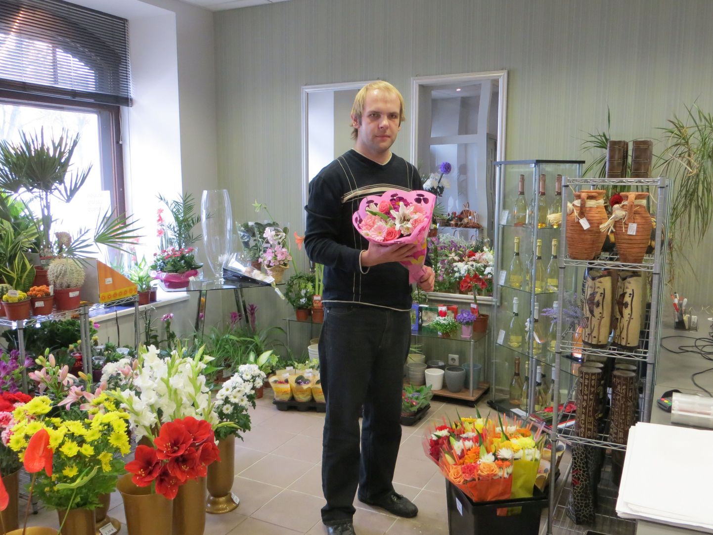 Lilleäri juhataja Mattis Pihu sõnul ostetakse kauplusest kõige enam lõikelilli, järgnevad potililled. Juhataja näitab kohapeal valmistatud euroopalikus stiilis lillekimpu, kus kasutatud nelja kuni viit lillesorti.