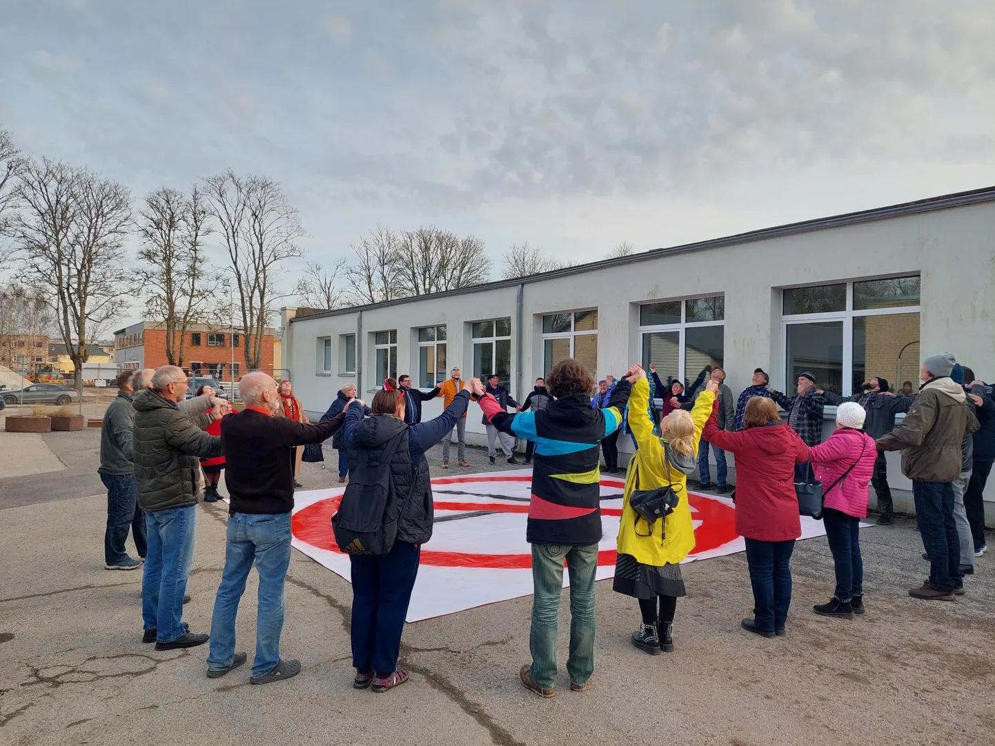 Põltsamaa valda kavandatavate tuuleparkide pärast on peetud rahvakoosolekuid ning kohalikud on näidanud oma meelsust nii hiiglaslike plakatite kui ka allkirjade kogumisega.