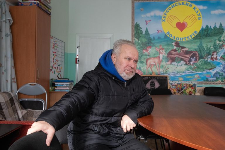 Владимир Сагайдак сидит за столом, за которым каждый вечер пил чай с детьми и обсуждал мировые дела.