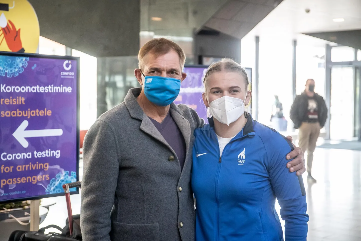 Eesti olümpiakomitee esimees Urmas Sõõrumaa võttis EM-il naiste raskekaalus kulla võitnud Epp Mäe vastu Tallinna lennujaamas päev pärast võitu. EOK määras Mäele ka preemia.