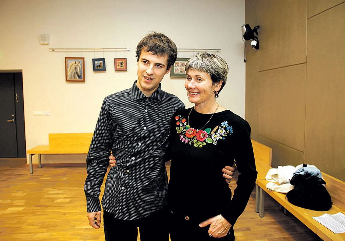 Martin Kiisi ema Siiri Kiis ütleb, et kunagi katkestas ta oma muusikapedagoogi karjääri, pühendades elu poja kasvamisele. «See oli mu saatus,» sõnab ta. «Kõigile teistele aga ütlen – armastage oma autistist last just sellisena, nagu ta on, ning te saate talt tuhat korda rohkem armastust vastu.»