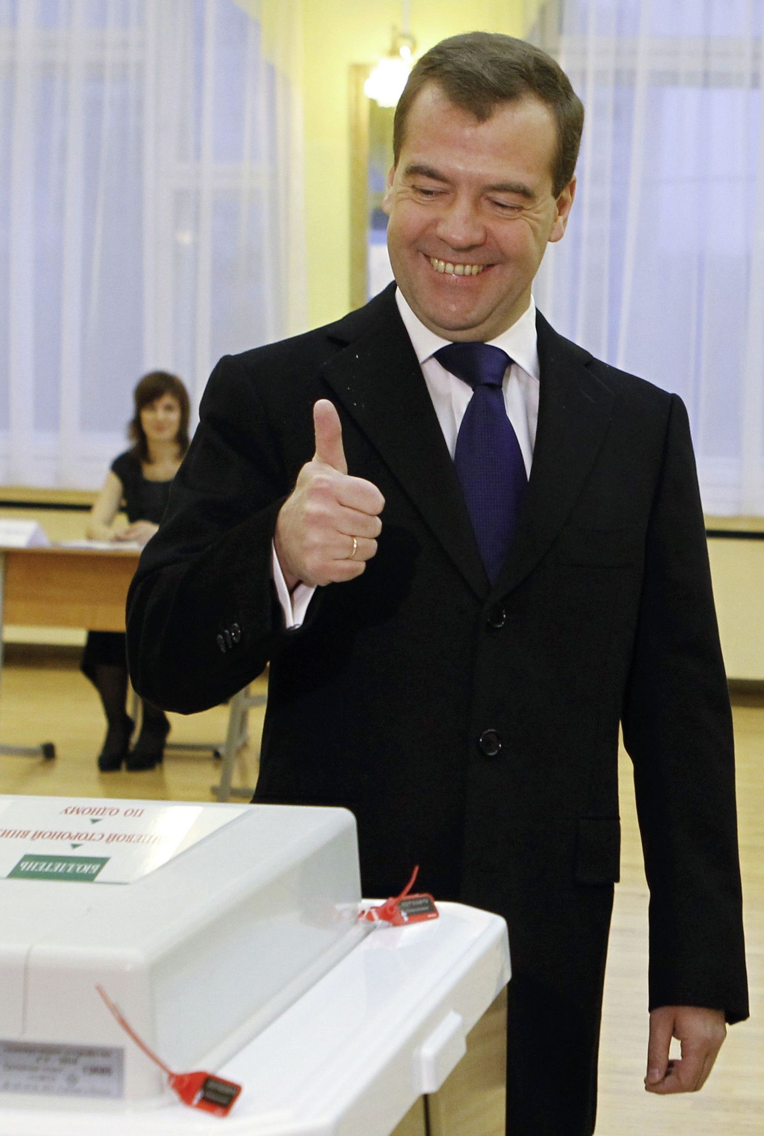 Дмитрий Медведев проголосовал на выборах и поблагодарил урну