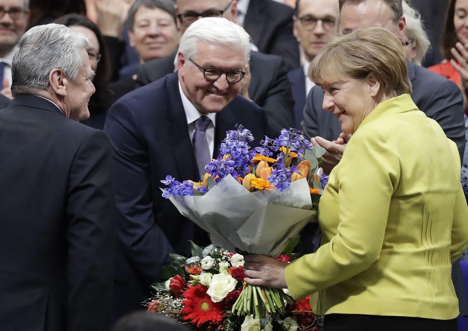 Vastselt valitud presidenti Frank-Walter Steinmeierit (keskel) õnnitlevad ametist lahkuv president Joachim Gauck (vasakul) ja Saksamaa liidukantsler Angela Merkel.
