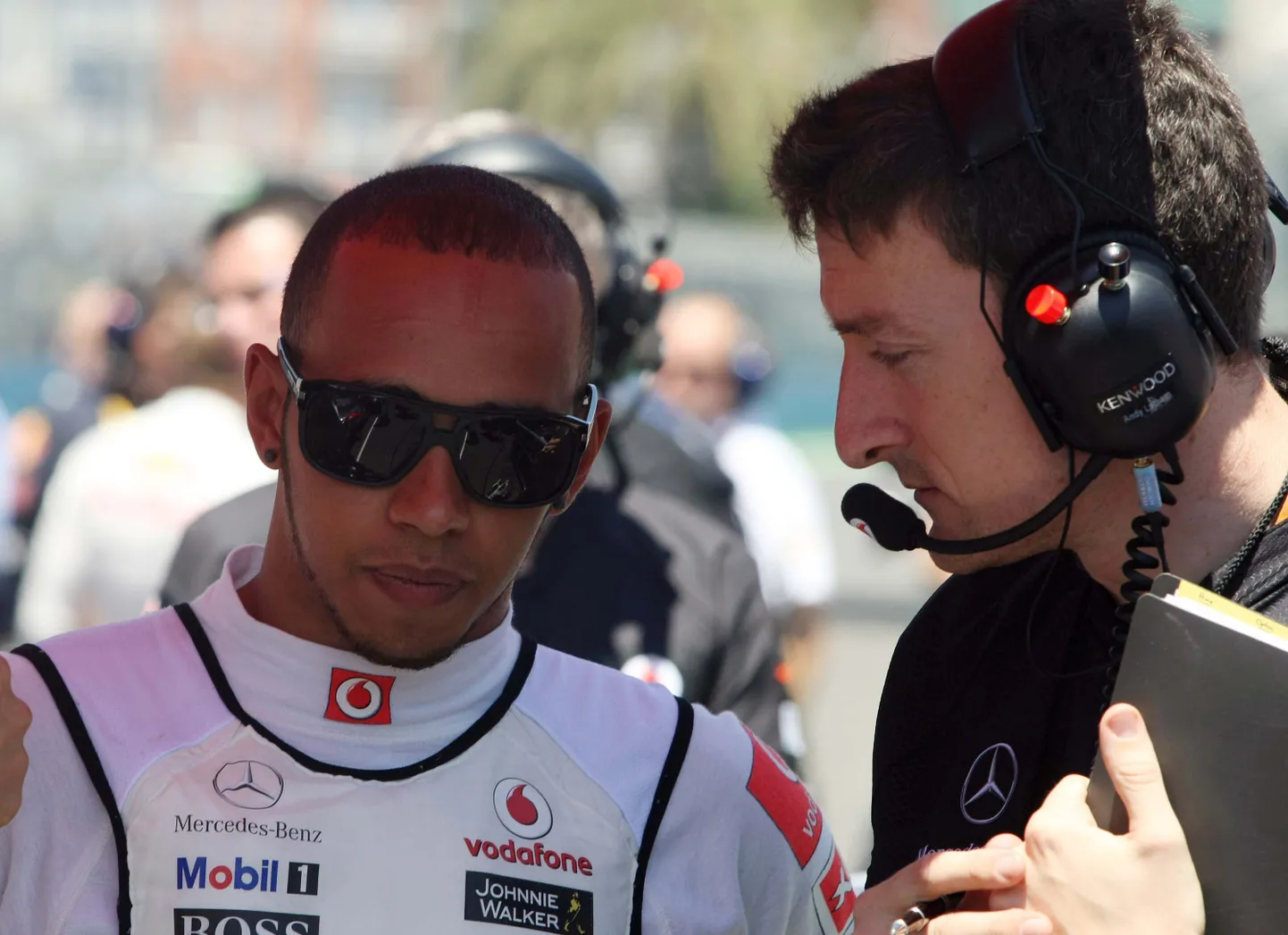 Lewis Hamilton (vasakul)