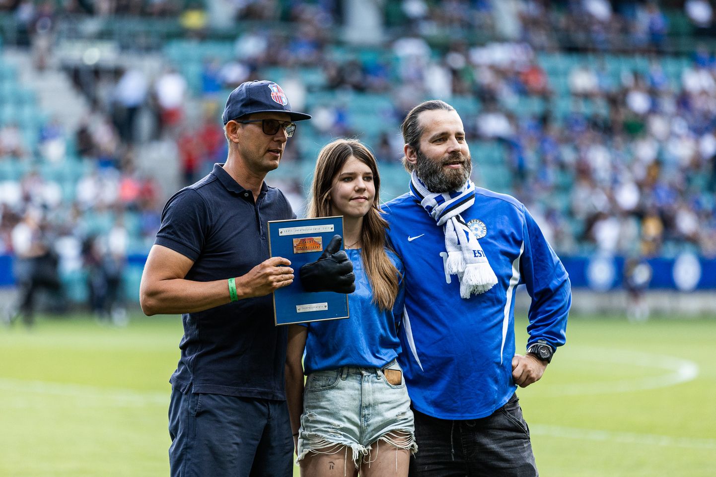Jaanus Pruuli (vasakul) võttis omapärase tunnustuse Lilleküla staadionil vastu Jalgpallihaigla liikmelt Aivo Averinilt (paremal) ja tema tütar Ristelt.