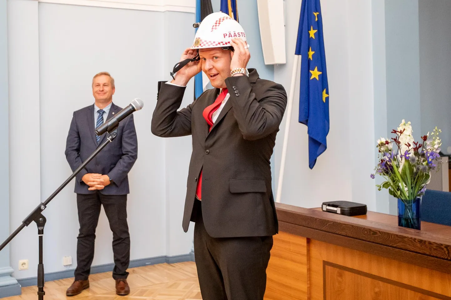 Nagu ministeeriumi tavad ette näevad, sai uus siseminister Lauri Läänemets kingiks kiivri.