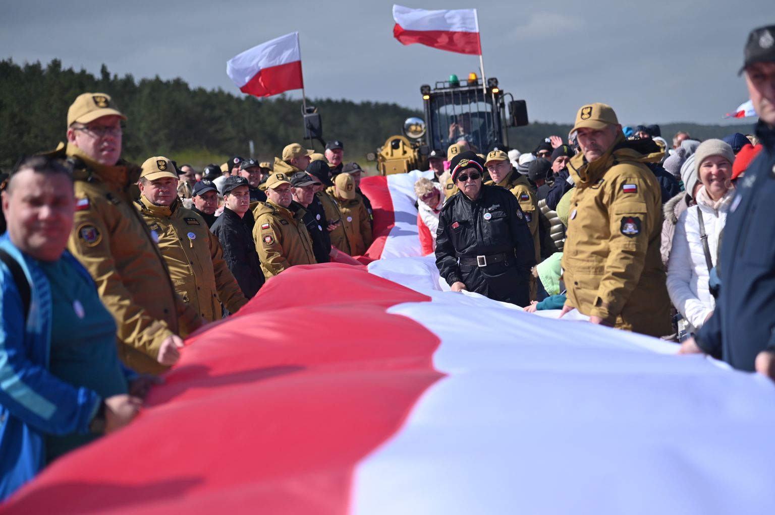 Inimesed tähistavad 2. mail 2023 Miedzyzdrojes Poola lipupäeva 2,5 kilomeetri pikkuse lipuga.
