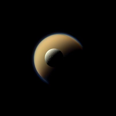 Saturn ja Titan, kujutatuna Cassini pardakaamera tehtud fotol.