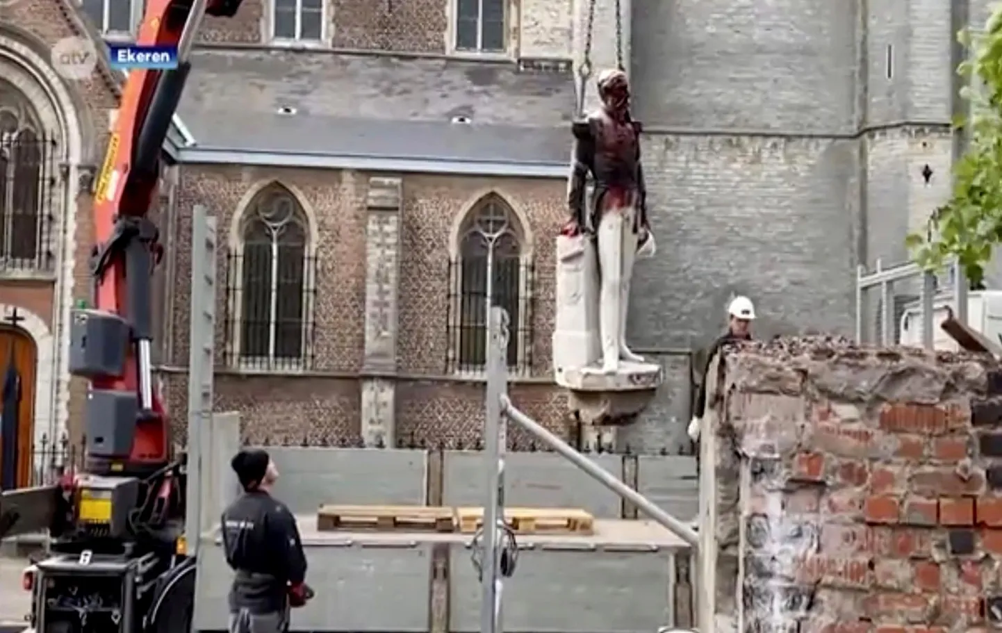 Antwerpeni linna ametivõimud otsustasid kunagise Belgia kuninga Léopold II monumendi jalamilt ära vedada, kuna see sai rassismivastaste meeleavalduste ajal kahjustada.