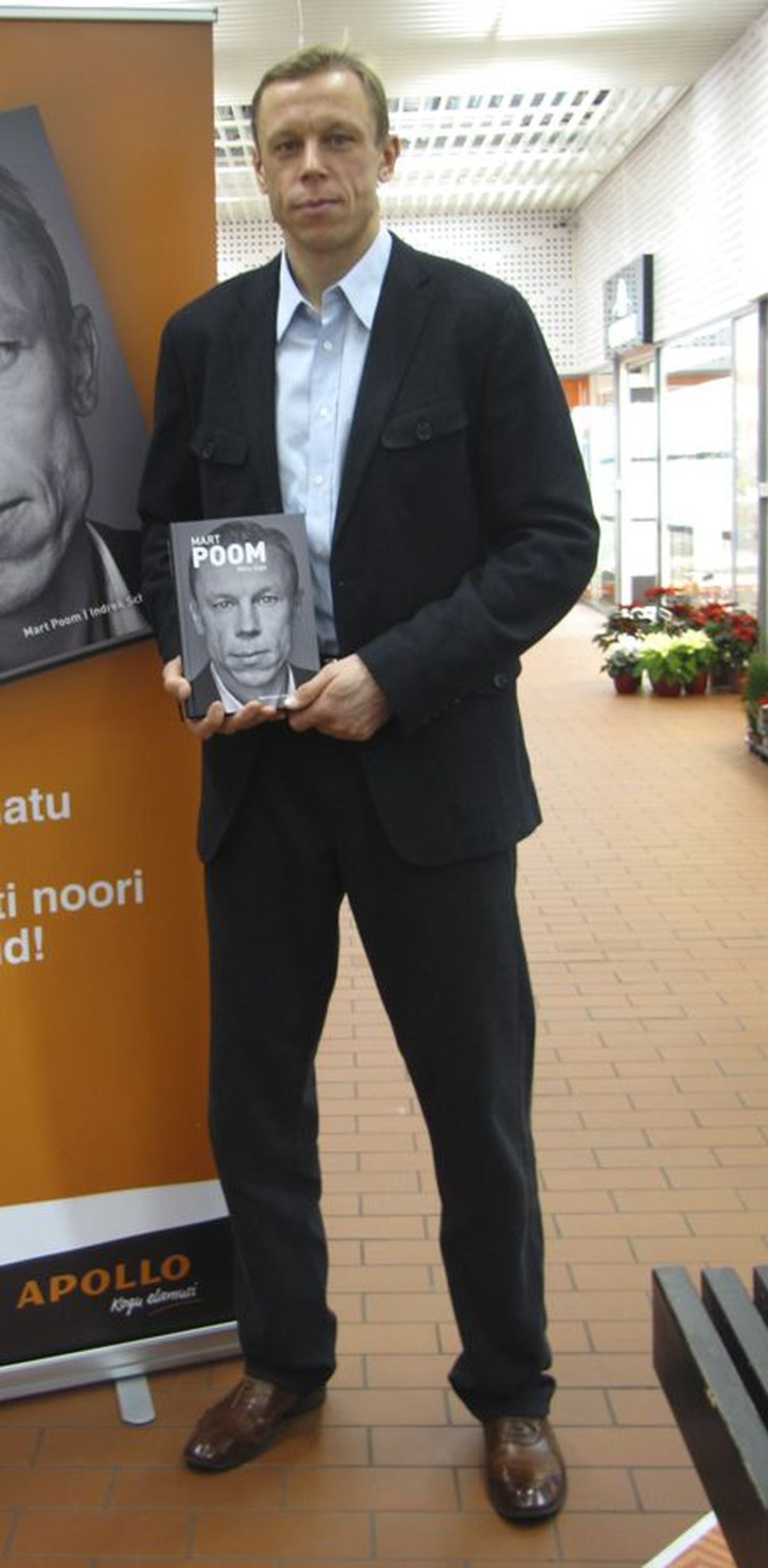 Läinud reedel käis Mart Poom Viljandis Uku keskuses oma raamatut esitlemas ja autogramme jagamas.