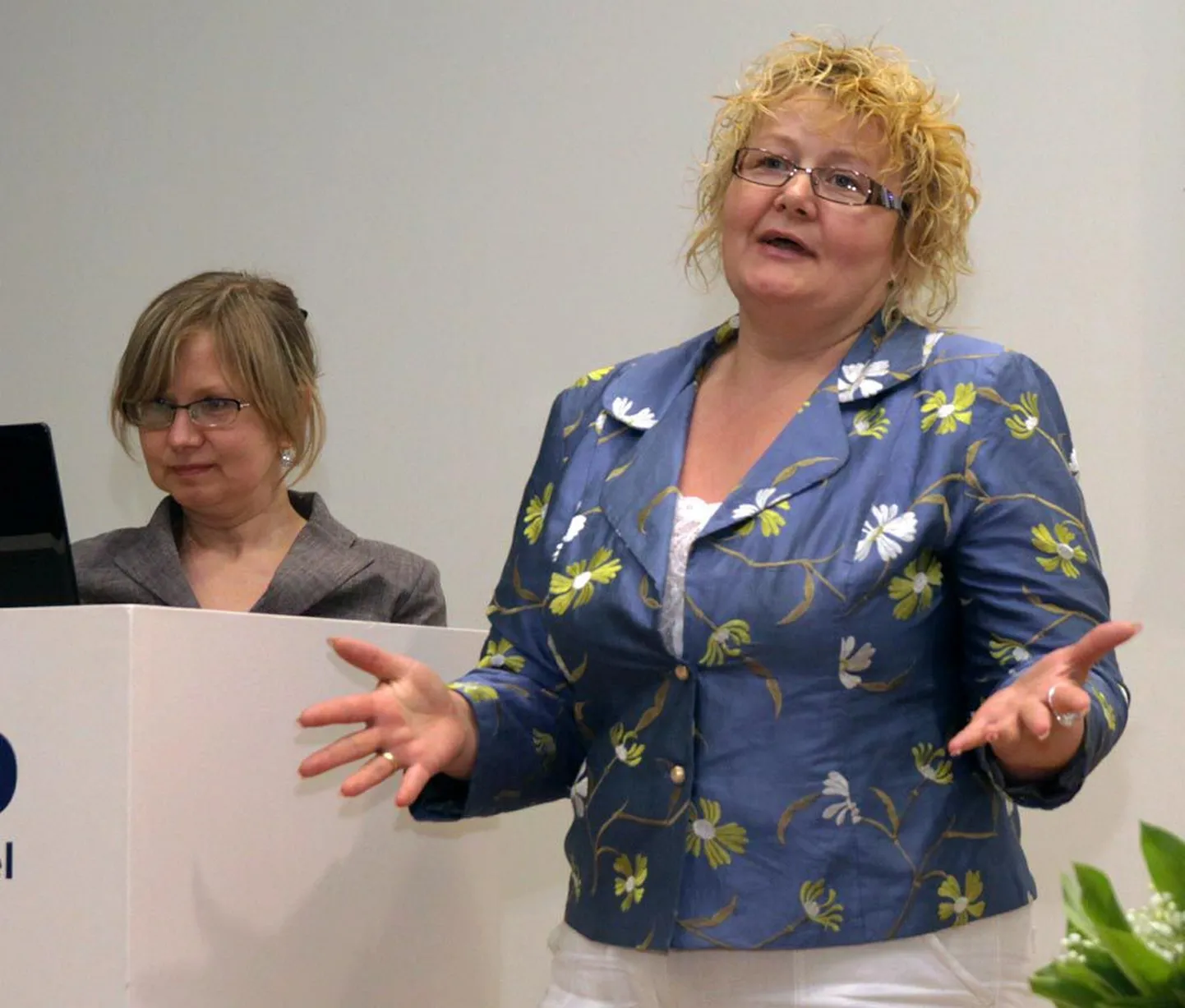 Kati Loo (vasakul) ja Marika Juuse julgustavad vanemaealisi enesesse uskuma.