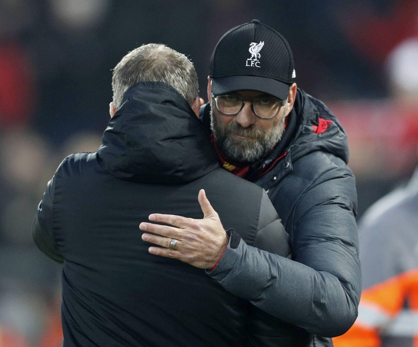 Kui mängud jätkuvad, ei tohi Liverpooli peatreener Jürgen Klopp (näoga) enam tervet väljakutäit inimesi läbi kallistada - nagu ta sel pildil embab oma Manchester Unitedi kolleegi Ole Gunnar Solskjäri.
