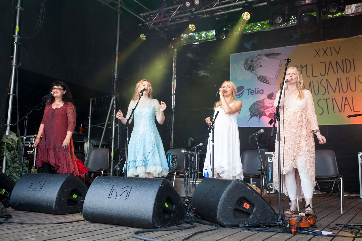 Naised Köögis esinemas mullusel folgifestivalil Viljandis.