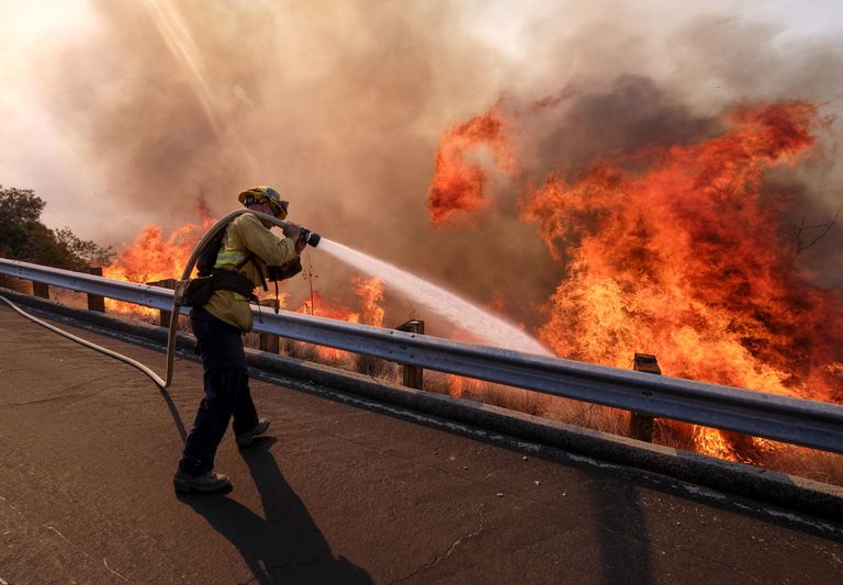 Tuletõrjuja kustutamas põlengut Californias Simi Valleys