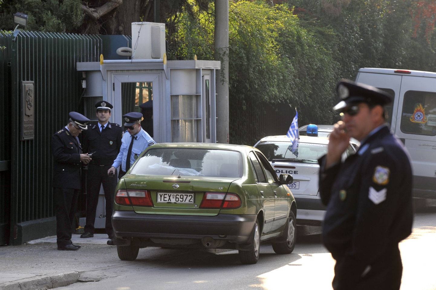 Полиция Греции у посольства России в Афинах. Фотография была сделана много лет назад, когда в посольстве взорвались бомбы, отправленные в посылках.