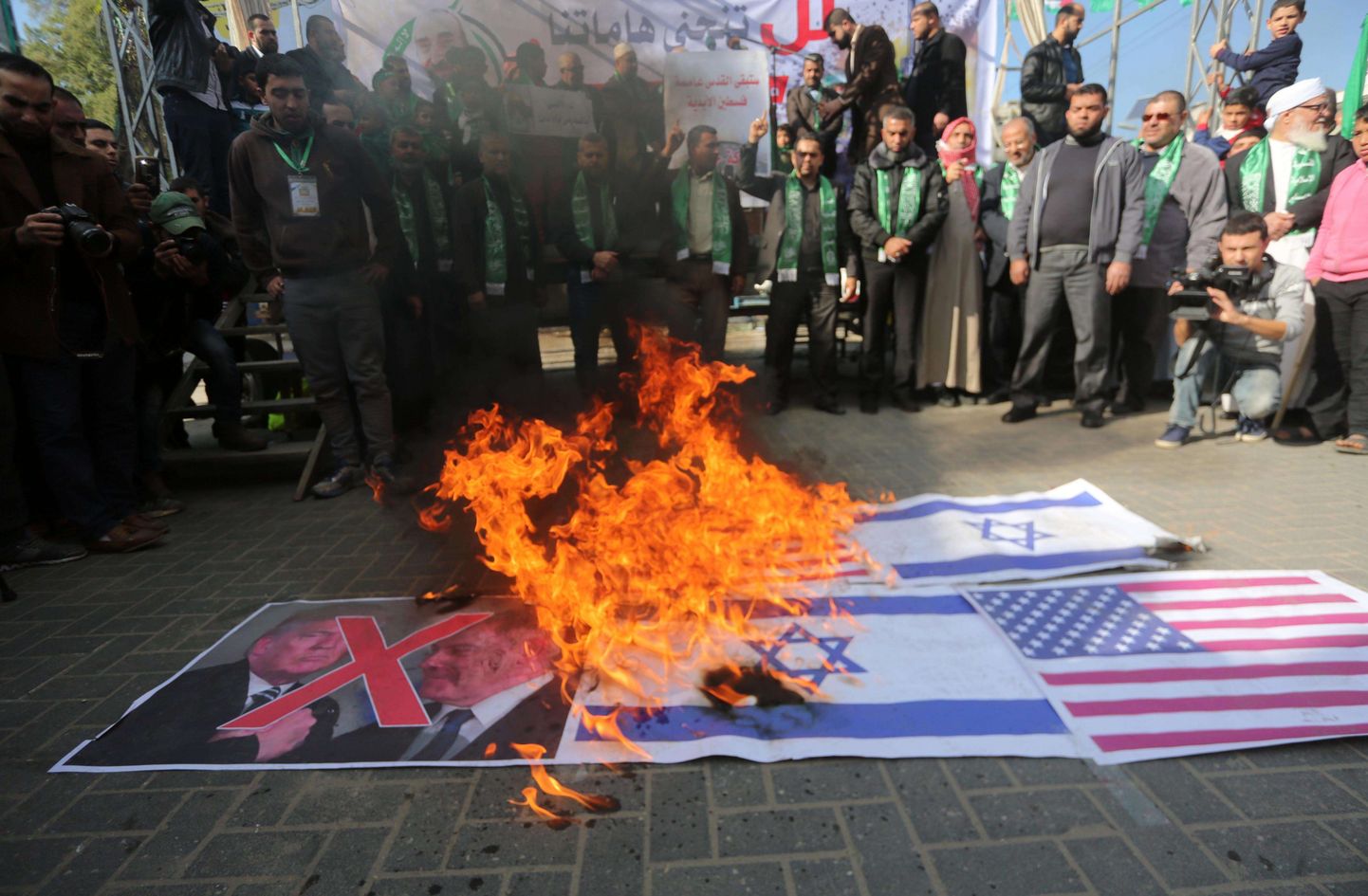 Palestiinlased põletasid Iisraeli ja USA riigilippe, et näidata vastuseisu Trumpi avaldusele.