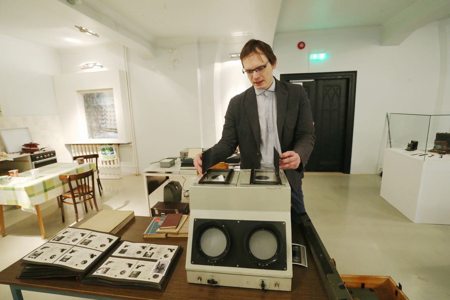 Tartu ülikooli muuseumi kuraator Mairo Rääsk näitas uuel näitusel väljas olevat üsna ebapraktilist võrdlusmasinat, mis oli näiteks sõrmejälgede kõrvutamisel kehv tööriist.