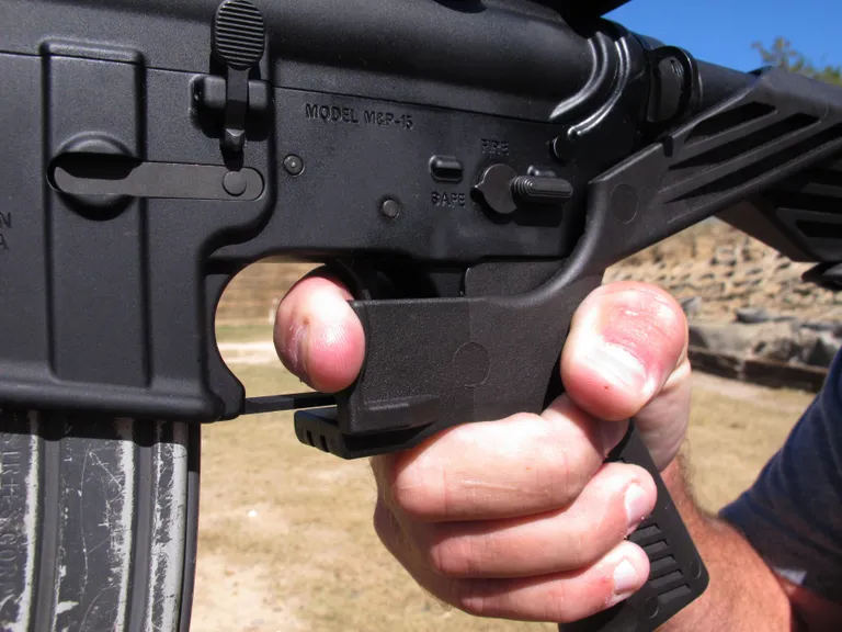 Relvainstruktor hoidmas käes poolautomaatrelva AR-15