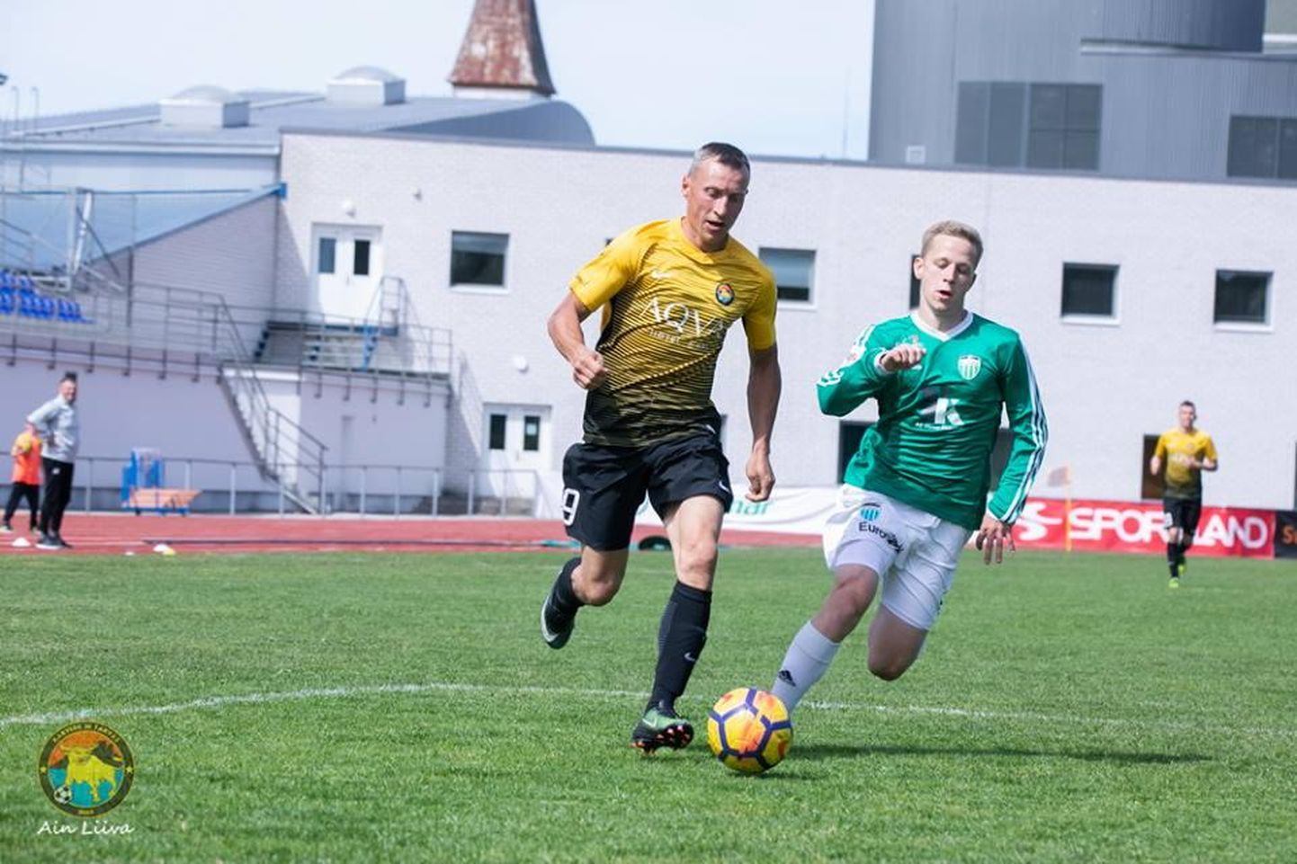 Korra juba jalgpallisaapad varna riputanud ja need taas jalga pannud Sergei Akimovil (kollases särgis) on noortele kolleegidele endiselt palju õpetada. 41-aastase jalgpalluri arvel on tänavu esiliigas neli väravat.