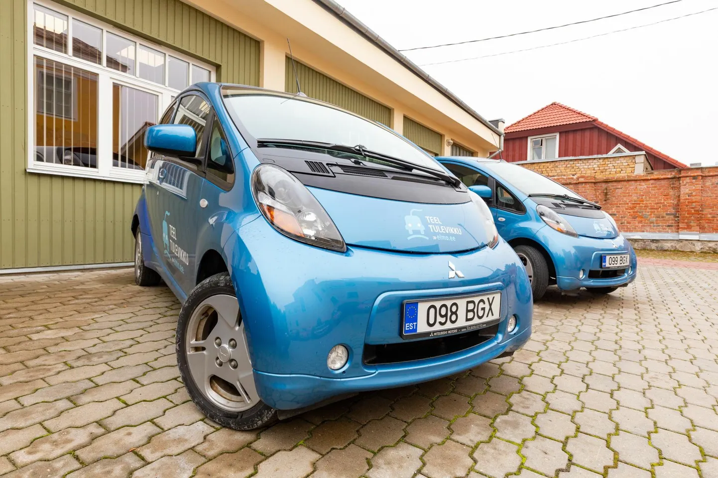 Viljandi linnavalitsus pani need kaks elektriautot oksjonile 800 euroga ning müüs need lõpuks 2700 ja 3151 euro eest. Autod on 12 aastat vanad, foto on tehtud kuus aastat tagasi.