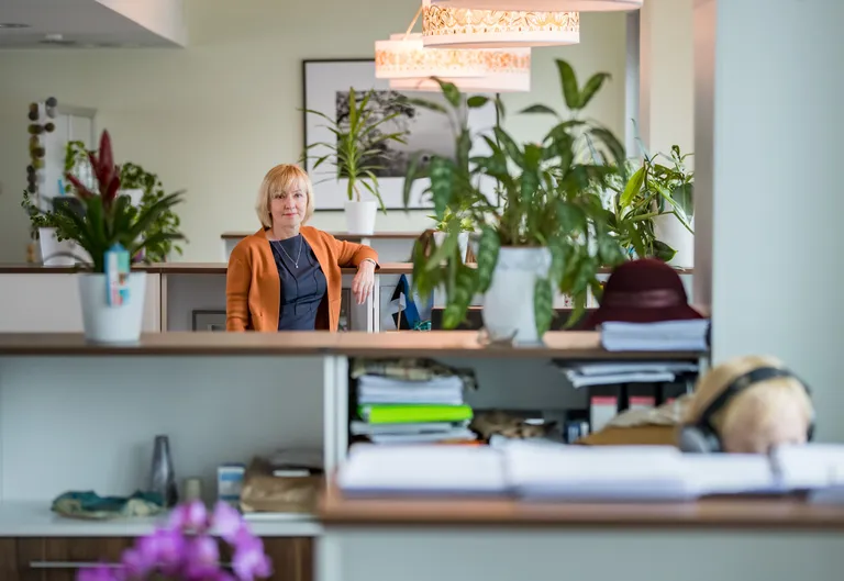 Riina Rõõmus tänavu kevadel Vikerraadio toimetuse ruumides. FOTO: MIHKEL MARIPUU/POSTIMEES