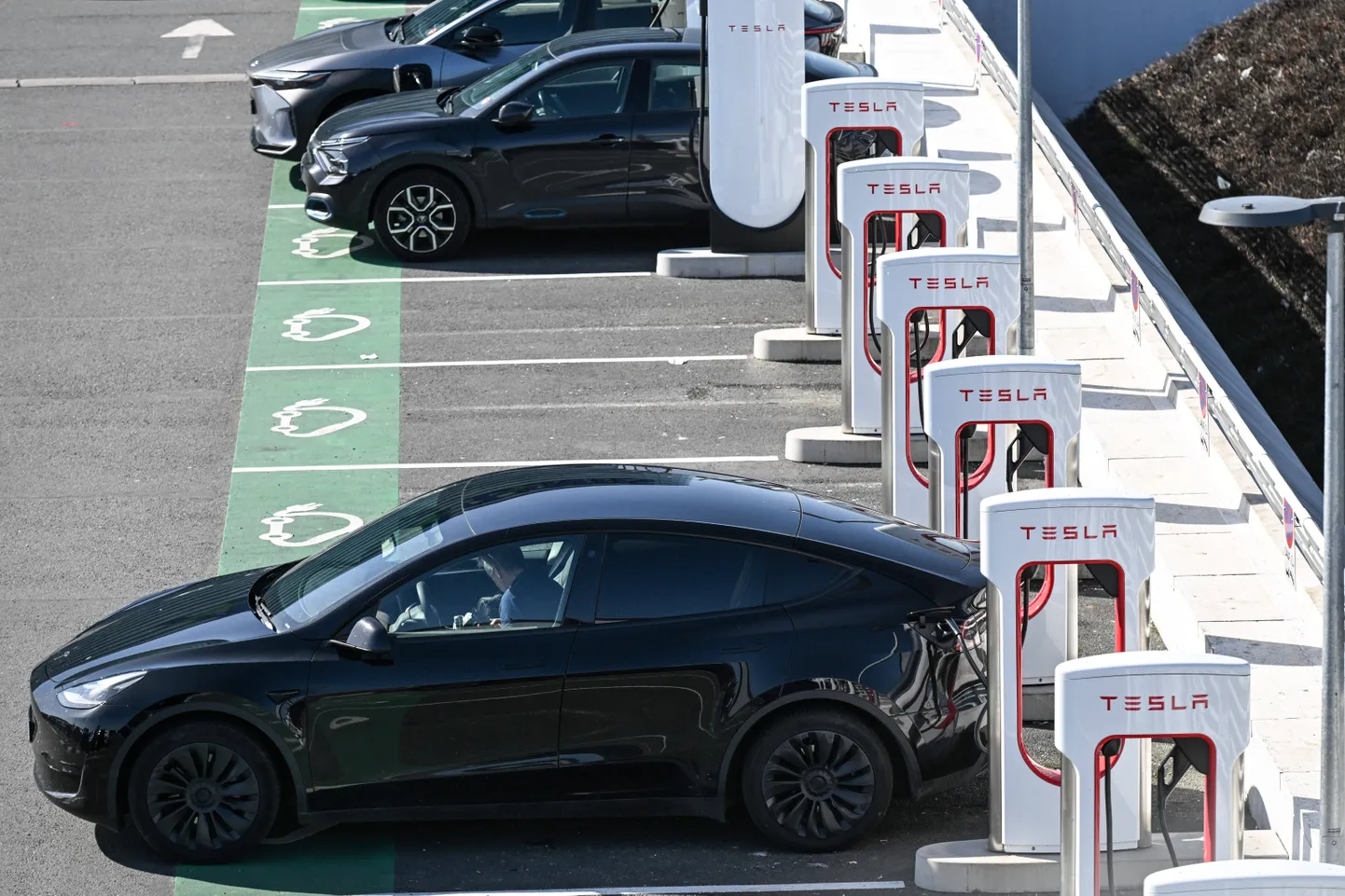 Elektriautod laadimas Tesla jaamas Saint-Herblainis, Lääne-Prantsusmaal (31. märts 2025).



//SALOM-GOMIS_t006/Credit:Sebastien Salom-Gomis/SIPA/2504011023