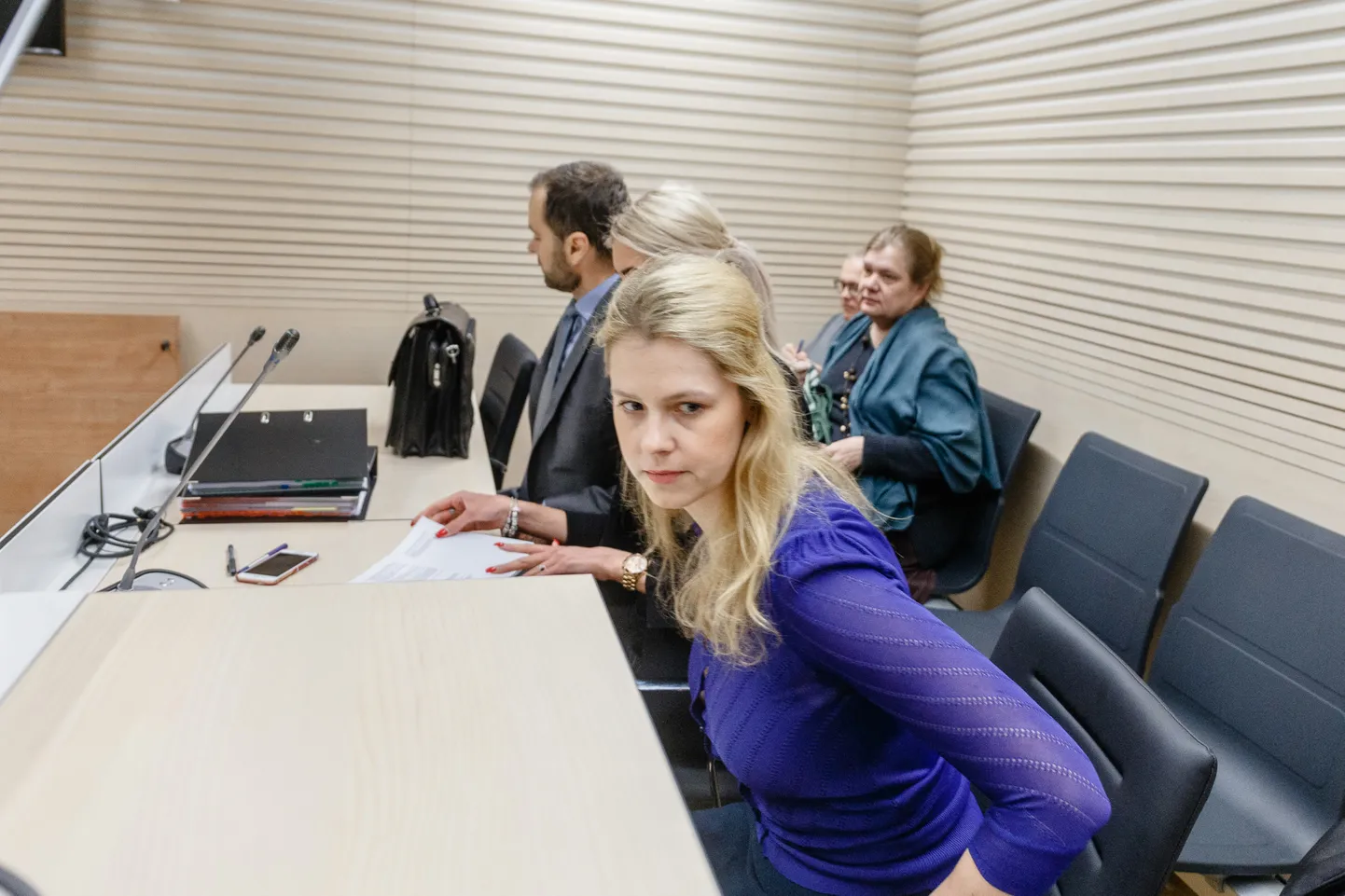 Katrin Lust esiplaanil, sarijälgija tagaplaanil.