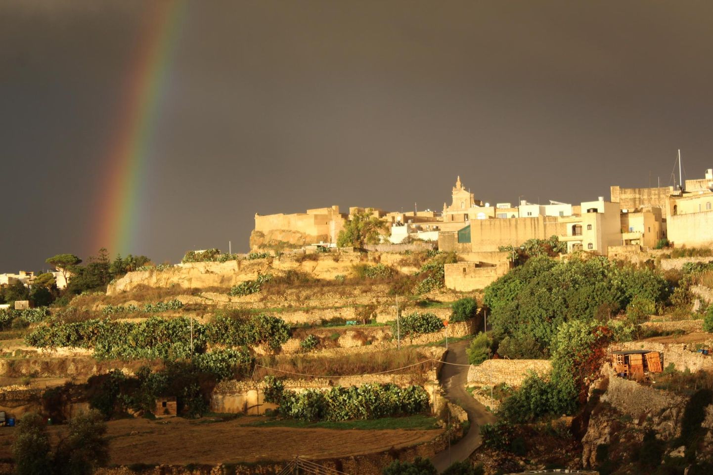 Päikesepaistelisi päevi on Maltal umbes 300. Kui aga juba kord sajab, siis muutuvad tänavad sageli koskedeks, vihmavarjudest suurt abi ei ole. Għawdexi ehk Gozo saare pealinn Valetta jäi fotole kahe vägeva saju vahelise hetke silmipimestavas päikesesäras, mis kestis vähem kui minut. Edasi kallas hommikuni nagu pangest.